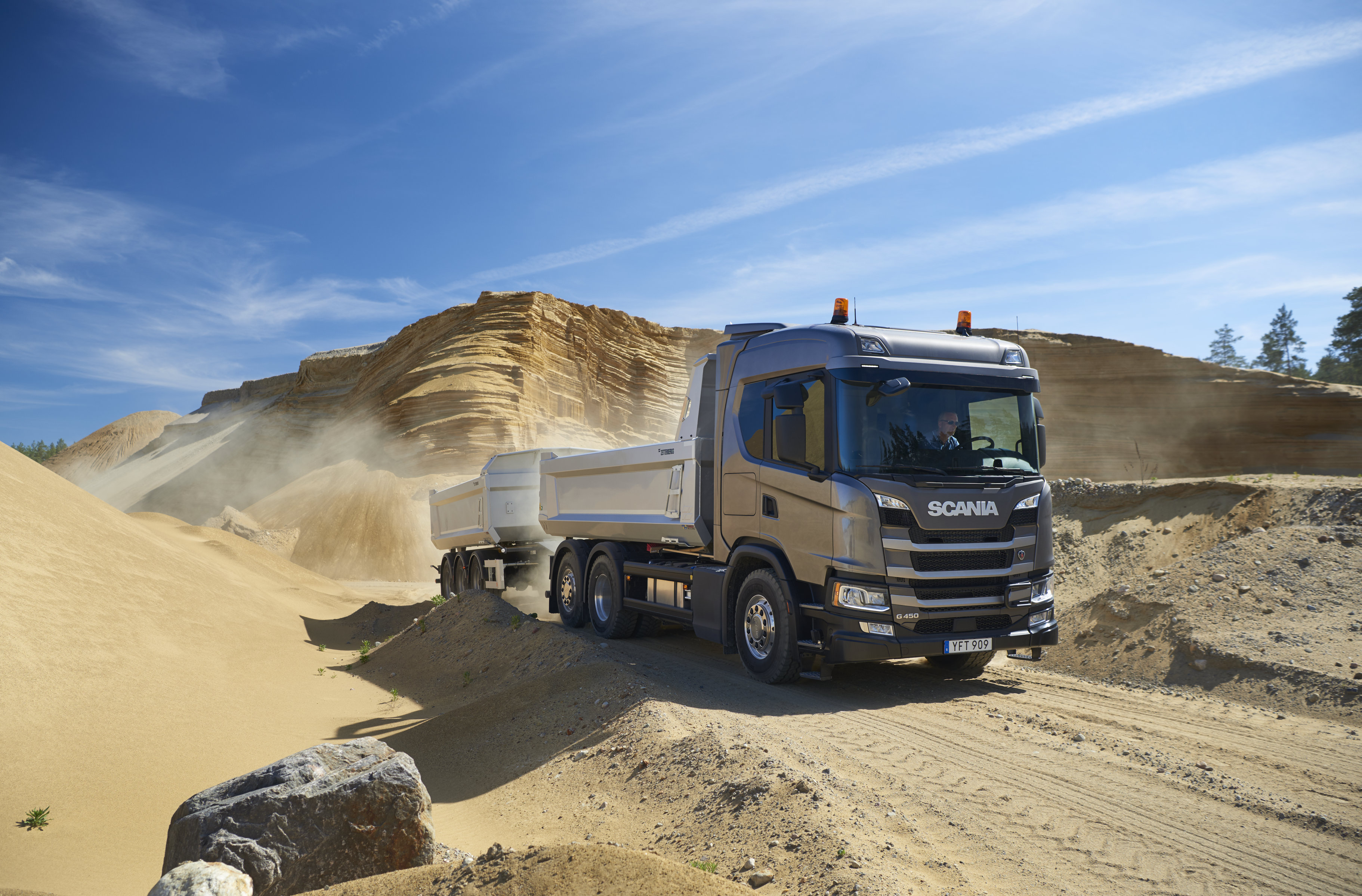 A Scania szolgáltatási rendszere lehetővé teszi ügyfelei számára, hogy nyereségesek maradjanak, és a Scaniával való partnerségük révén befektetésük megtérüljön. A Scania szolgáltatási rendszere lehetővé teszi ügyfelei számára, hogy nyereségesek maradjanak, és a Scaniával való partnerségük révén befektetésük megtérüljön.