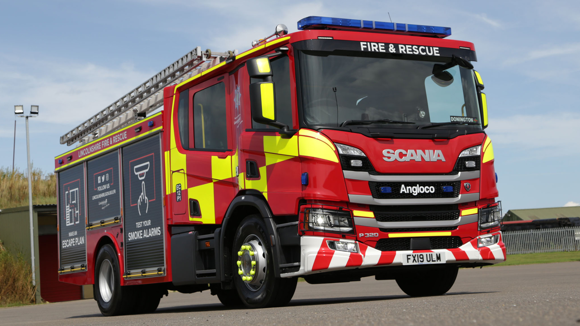 Featured image of post Fire Engine Vs Fire Truck Uk : The engine can also carry ladders, but they are set up by the fire fighters and can be carried around.