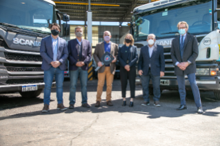 Scania Argentina, junto a su concesionario Baisur Motor, entregó a Cliba una unidad de la Línea Green Efficiency para concretar durante un año una prueba en condiciones reales de operación la recolección de residuos urbanos. 