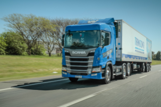 Transportes Vesprini S.A. confía en la Nueva Generación de camiones Scania y amplia su flota con unidades R410 6x2, por su configuración escalable. La empresa adquirió recientemente cinco unidades aumentando así su flota a más de ciento cuarenta camiones Scania, y con un promedio de adquisición de doce unidades 0km anuales, se ha convertido por trayectoria, nivel de compra y servicios contratados, en un cliente top para el concesionario Buenos Aires Camiones (BAC).