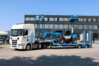 Mit dem Scania R450 B 6x2 NB werden dann bereits grössere und auch schwerere Arbeitsbühnen an den gewünschten Einsatzort transportiert.