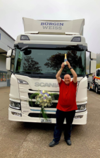 Grund zum Feiern! Der erste Kunden BEV Scania in der Schweiz gehört Edi Bürgin.