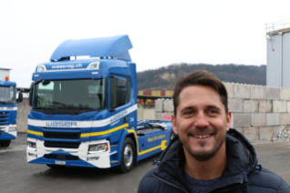 Waser AG à Birsfelden a mis en service son premier camion entièrement électrique, un Scania 25P B 6x2*4 NB avec multibenne à rouleaux