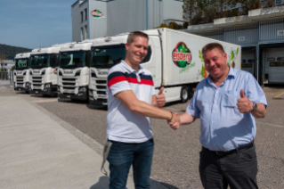 Daumen hoch für die vier neuen Scania bei der Eisberg AG. Daniel Erni, Leiter Logistik (li.) und Jürg Hörzer von der Scania Schweiz AG in Kloten.