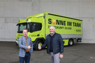 Daumen hoch für den neuen BEV-Scania. Rico Sommerhalder (li.) und Gerhard Waser, CEO der Scania Schweiz AG, freuen sich über das neue Fahrzeug.