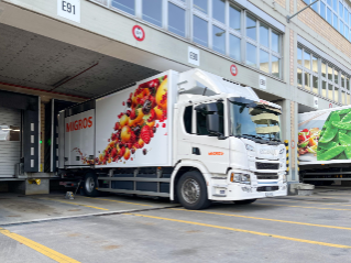 Un des deux premiers Scania BEV du parc de véhicules de la coopérative Migros Zurich à la rampe de chargement pour la prochaine tournée de livraisons.