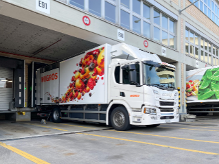 Einer der beiden ersten BEV Scania im Fuhrpark der Genossenschaft Migros Zürich an der Laderampe für die nächste Liefertour.