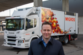 Marco Grob, responsable de la logistique des transports, observe et analyse atten-tivement les différents concepts de propulsion durable.