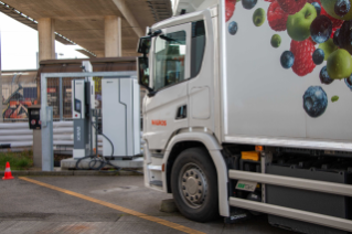 Les véhicules BEV font le plein aux deux stations de recharge de l'entreprise après le retour des livraisons ou pendant la pause de midi.