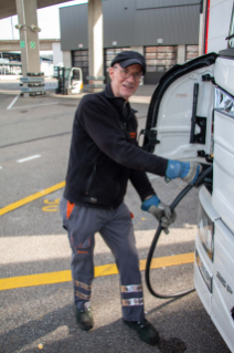 Fahrer Dietmar Horvath bereitet sein neues Elektrofahrzeug sehr viel Freude.