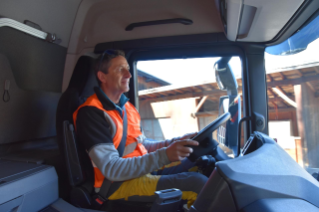 Transportunternehmer Marcus Stoffel: «Der vollelektrische Scania lässt sich sehr ruhig und geräuscharm fahren, ist toll zu bedienen und hat die typischen Scania-Fahreigenschaften – einfach super!»