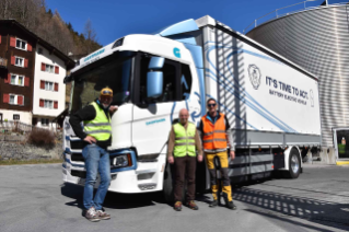 Von links nach rechts: Norbert Gartmann (Gartmann Transporte AG Vals), Roger Jörger (Warehouse & Logistik Manager Valser Mineralquellen), Marcus Stoffel (Stof-fel Transporte Laax)