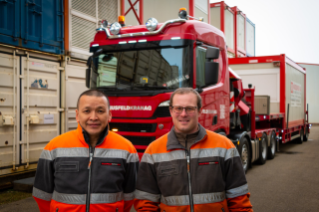 Marc Schüssler (li.) verantwortet seit letztem November die Musfeld Kran AG in Muttenz und Michael Ziegler ist der stolze Fahrer des neuen Scania.