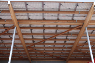 Fast alle Hallendächer sind mit Photovoltaik-Anlagen abgedeckt. Dank Lichtdurch-lässigkeit kann so ein weiterer positiver Aspekt gewonnen werden.