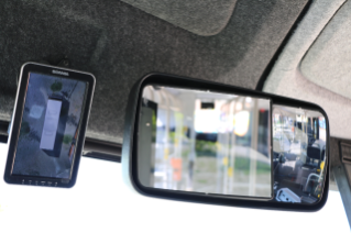 Ein 360° Kamerasystem (li.) erhöht die Sicherheit für Fahrer und die weiteren Ver-kehrsteilnehmer enorm.