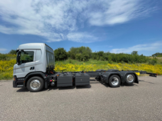 Trotz der acht seitlich am Chassis angeordneten Batteriepakete bietet der neue BEV Scania eine hervorragende Basis für ein möglichst tiefes Baustellen-Taxi.