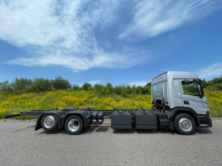 Malgré les huit blocs-batterie disposés sur le côté du châssis, le nouveau BEV Sca-nia offre une excellente base pour un taxi de chantier très bas.