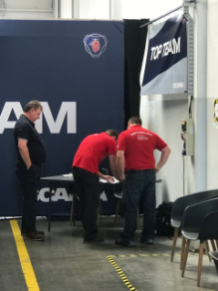 Bevor es losging, durfte der Teamleiter Jean Trotti zusammen mit dem Team Koordinator Frédéric Porchet (re.) die Aufgabe studieren.