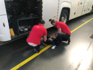 Die Dieselstörung bei der Bus-Aufgabe machte allen neuen Länder-Teams zu schaffen.