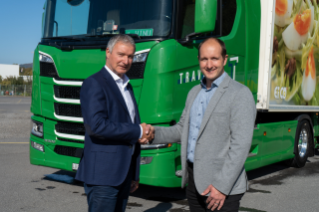 Otti Häfliger (à gauche, TRAVECO Transporte AG) et Stephan Oberli (Scania Suisse SA)