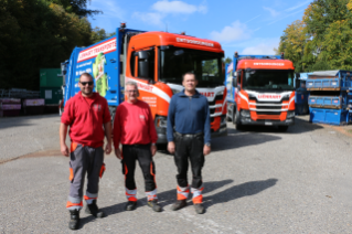 Felix Lienhart, propriétaire et directeur de Lienhart Transporte AG, avec les deux chauffeurs.