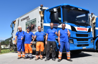 Adriano Costa (2e à partir de la droite) et ses deux équipes sur les nouveaux véhi-cules Scania pour le ramassage des ordures.