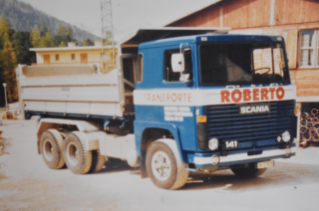 Nicht einfach ein «normaler» Dreiachser war es 1977, als Roberto Costa den Schritt in die Selbständigkeit wagte. Es «musste» schon ein 141iger Scania mit V8-Motor sein.