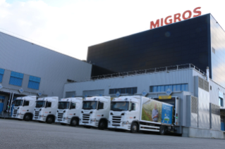 Fünf der insgesamt acht neuen Scania R410 bei der Genossenschaft Migros in Dietikon.