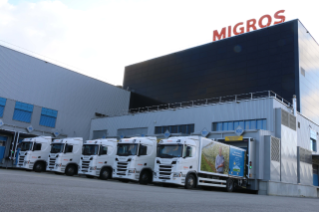 Cinq des huit nouveaux Scania R410 chez la coopérative Migros à Dierikon.