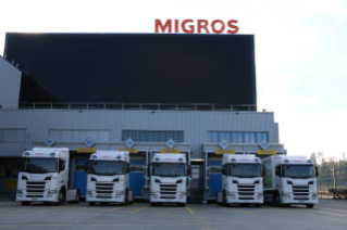 Fünf der insgesamt acht neuen Scania R410 bei der Genossenschaft Migros in Dietikon.