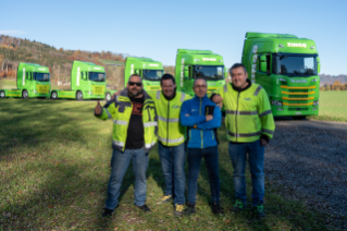Que des visages souriants: quatre conducteurs très heureux devant leurs nouveaux tracteurs Scania. De gauche à droite: Gianluca Bottinelli, Diego Cunego, Carmine Grieco et Francesco Lepore.