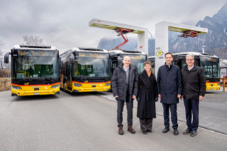 V.l.n.r.: Walter Schwizer (PostAuto Region Ostschweiz), Roger Walser (Leiter Markt und Kunden PostAuto, Gebiet Ost), Carmelia Maissen (Vorsteherin des Departe-ments für Infrastruktur, Energie und Mobilität) und Martin Schindler (Leiter E-Mobility Repower).