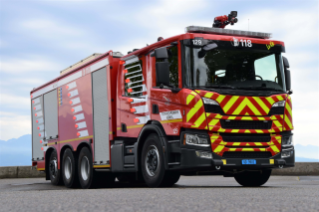 Feuerwehr Lausanne mit einem vierachsigen Tanklöschfahrzeug (TLF) Scania P 500 