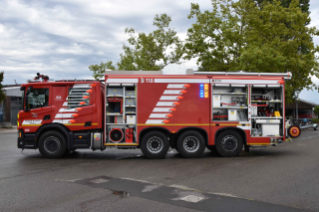 Feuerwehr Lausanne mit einem vierachsigen Tanklöschfahrzeug (TLF) Scania P 500 