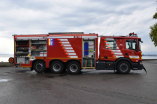 Feuerwehr Lausanne mit einem vierachsigen Tanklöschfahrzeug (TLF) Scania P 500 