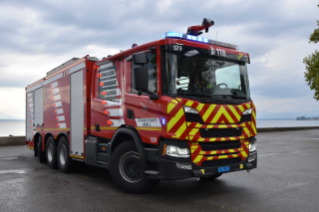 Feuerwehr Lausanne mit einem vierachsigen Tanklöschfahrzeug (TLF) Scania P 500 