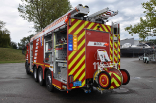 Feuerwehr Lausanne mit einem vierachsigen Tanklöschfahrzeug (TLF) Scania P 500 