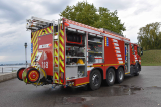 Feuerwehr Lausanne mit einem vierachsigen Tanklöschfahrzeug (TLF) Scania P 500 