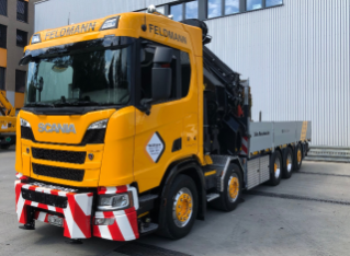 Le nouveau camion à cinq essieux dispose d'un pont de chargement fixe, contraire-ment au camion à quatre essieux.