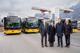 e gauche à droite : Walter Schwizer (CarPostal Région Est), Roger Walser (respon-sable Marché et clientèle CarPostal, région Est), Carmelia Maissen (cheffe du Dépar-tement des infrastructures, de l'énergie et de la mobilité) et Martin Schindler (respon-sable E-Mobility Repower).