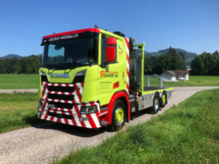 Ein vollluftgefederter Nachläufer mit tiefer Brücke für den Transport unterschied-lichster Trafostations-Grössen.