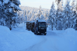 Scania demonstrieren auch bei härtesten Wintereinsätzen ihre Stärken