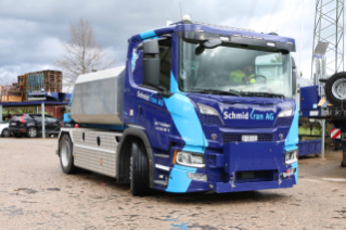 Klein, wendig und äusserst flexibel einsetzbar der neue Scania 420P B 4x2 LB im Fuhrpark der Schmid Kran AG in Grüningen.