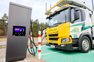 Auf den ersten Blick ist der Elektro-Lkw kaum von seinem dieselbetriebenen Bruder zu unterscheiden. In den Abmessungen und bei den Beladungsmöglichkeiten steht der elektrifizierte Scania 25P in nichts nach.