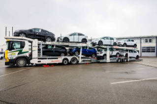 Auf den ersten Blick ist der Elektro-Lkw kaum von seinem dieselbetriebenen Bruder zu unterscheiden. In den Abmessungen und bei den Beladungsmöglichkeiten steht der elektrifizierte Scania 25P in nichts nach.