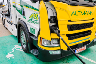 Auf den ersten Blick ist der Elektro-Lkw kaum von seinem dieselbetriebenen Bruder zu unterscheiden. In den Abmessungen und bei den Beladungsmöglichkeiten steht der elektrifizierte Scania 25P in nichts nach.