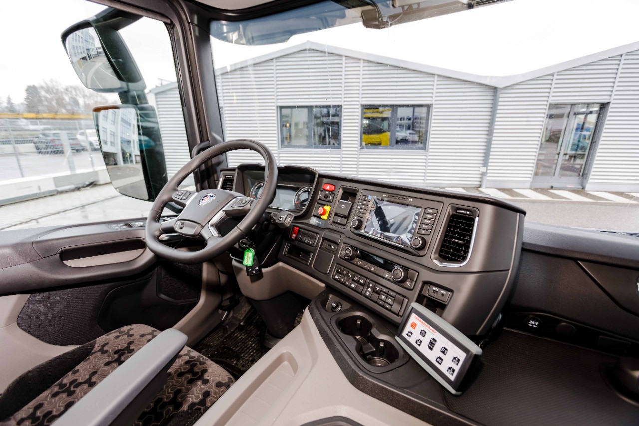 Weltweit erster vollelektrischer Scania Standard-Autotransporter geht in den  Einsatz