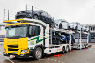 Auf den ersten Blick ist der Elektro-Lkw kaum von seinem dieselbetriebenen Bruder zu unterscheiden. In den Abmessungen und bei den Beladungsmöglichkeiten steht der elektrifizierte Scania 25P in nichts nach.