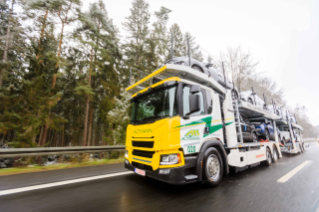 Auf den ersten Blick ist der Elektro-Lkw kaum von seinem dieselbetriebenen Bruder zu unterscheiden. In den Abmessungen und bei den Beladungsmöglichkeiten steht der elektrifizierte Scania 25P in nichts nach.