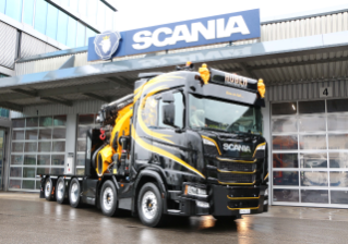 : Le nouveau Scania R660 B 10x4*6 NB de la société Huber Krantransporte GmbH de Rifferswil.